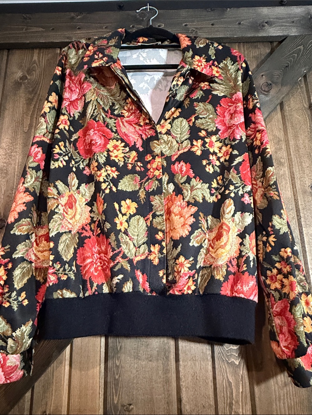 VINTAGE Floral Collared Button-Down Top in Black and Rose - Picture 5 of 6